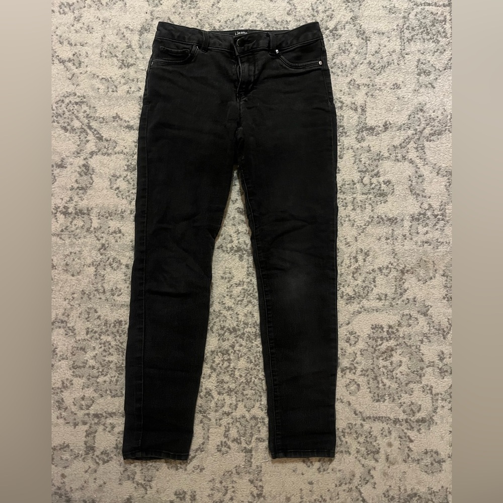 black d. jeans skinny jeans
size 6
super stretchy and soft